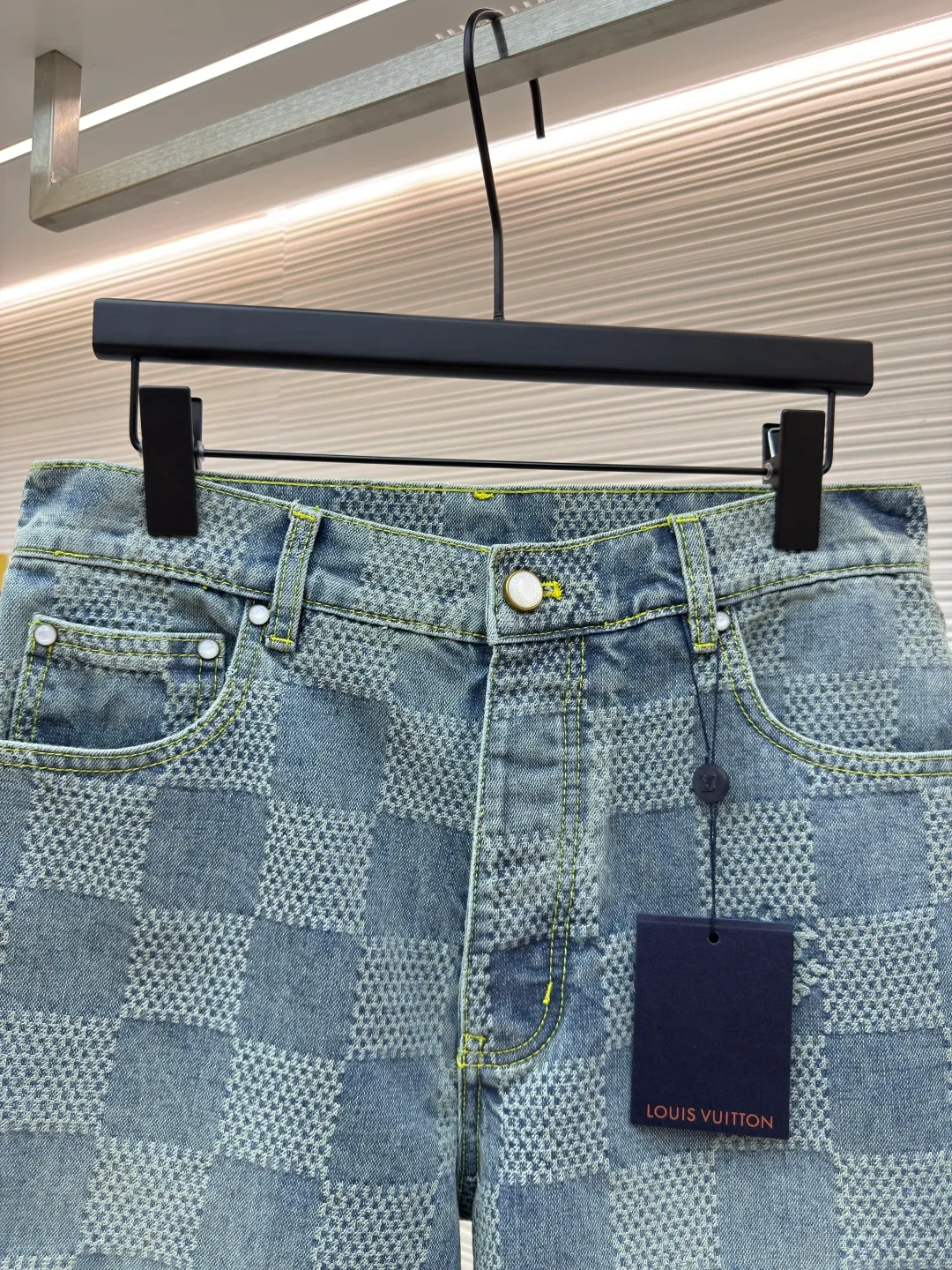 LOUIS VUITTON checkerboard denim shorts ●Authentic product: Purchased and developed at 12200 ●Item number: 1680087-B00 ●Fabric: Jacquard denim fabric ●Technology: 3D jacquard technology ●Version: Fitted version ●Size: 32-34-36-38 ●Weight: about 545 grams ●Description: Using a loom to weave a three-dimensional pattern on the fabric, the sand-washed whitening distressed denim fabric presents a whitening and distressed effect. The overall wiring is straight and delicate, the fabric is comfortable and soft, and the color is consistent without color difference. It can be matched with the same style to create a fashionable look and control various occasions. Customized accessories, complete with three standards, same style for men and women!